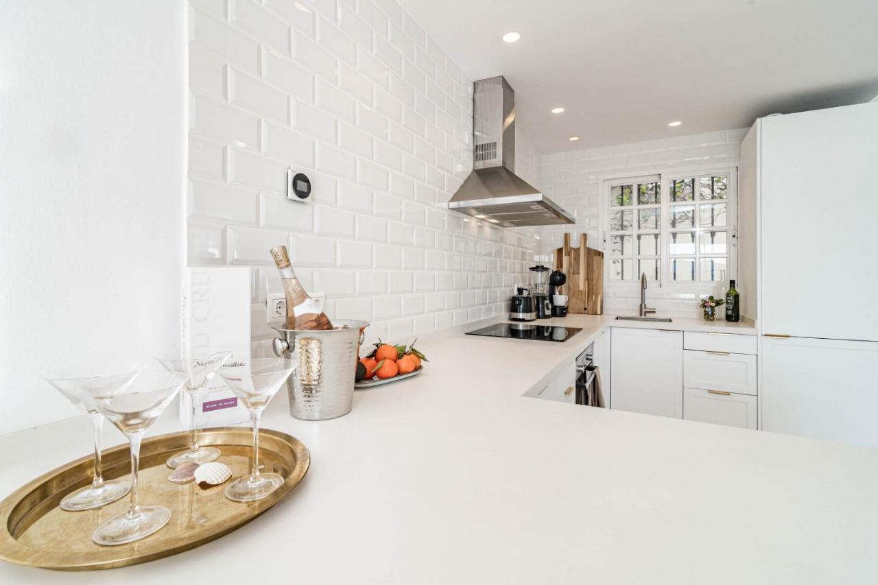 Stunning 2 Bedroom Townhouse With Serene Terrace And Charming Mountain Views Vakantiehuis Marbella
