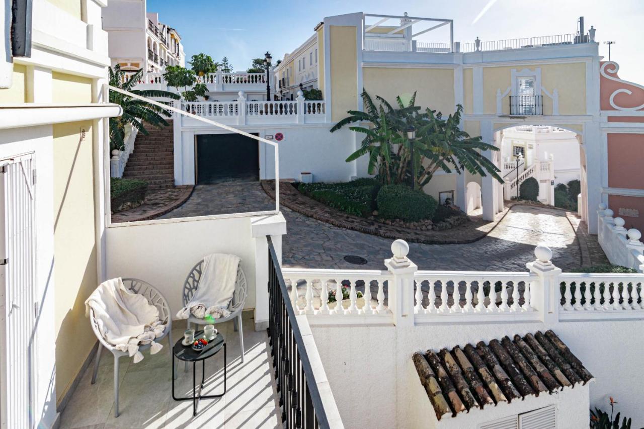 Stunning 2 Bedroom Townhouse With Serene Terrace And Charming Mountain Views Vakantiehuis Marbella