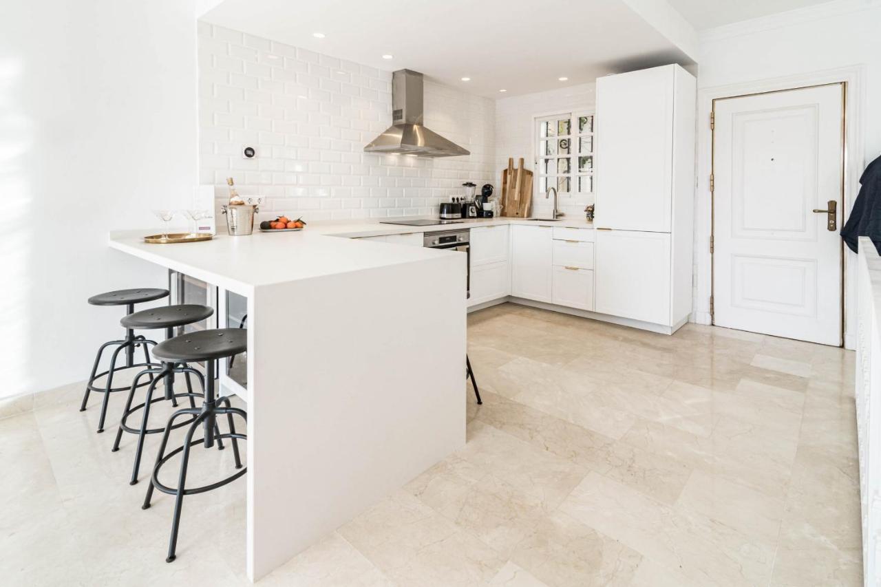 Stunning 2 Bedroom Townhouse With Serene Terrace And Charming Mountain Views Vakantiehuis Marbella