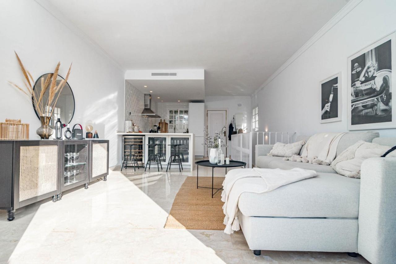 Stunning 2 Bedroom Townhouse With Serene Terrace And Charming Mountain Views Vakantiehuis Marbella