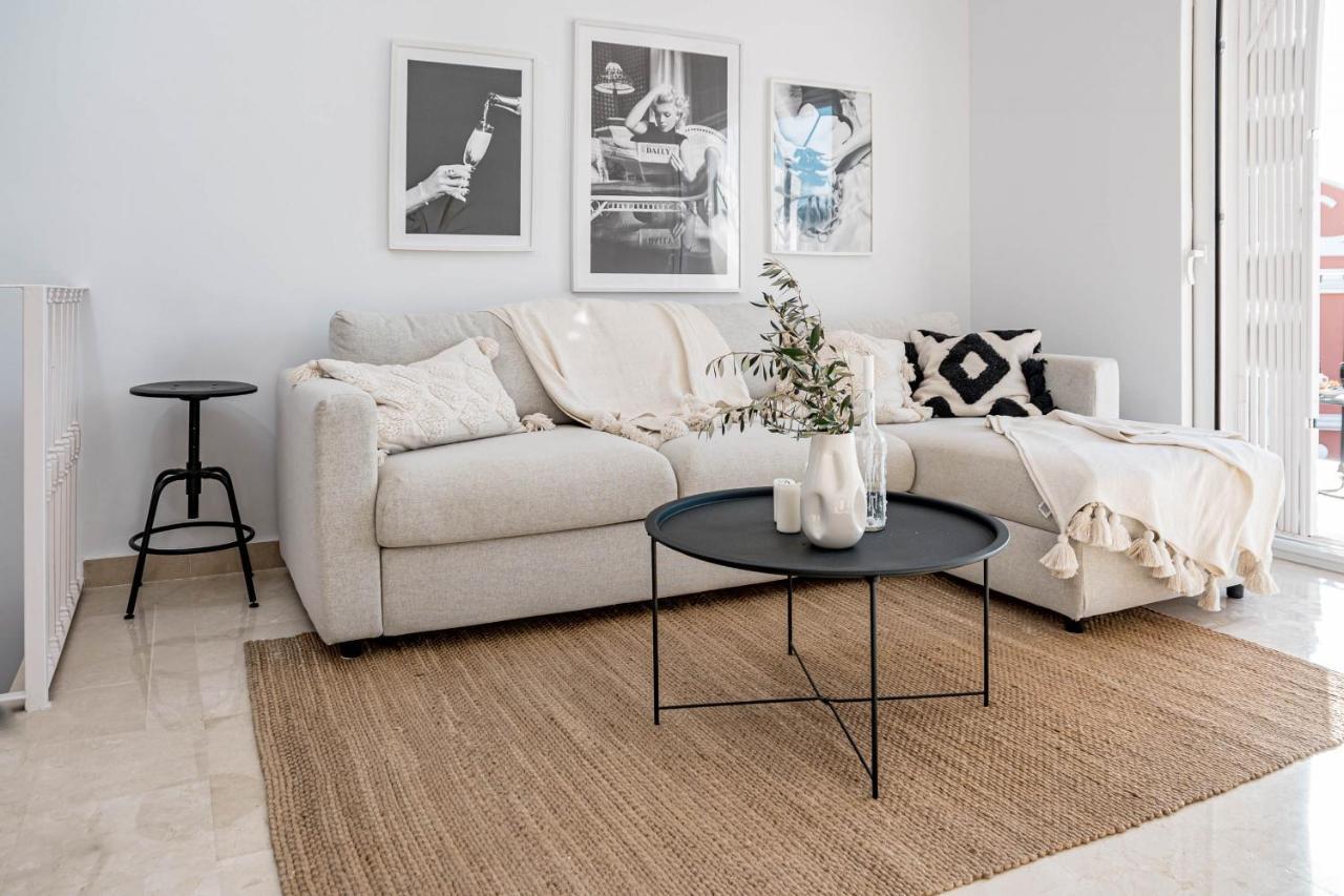 Stunning 2 Bedroom Townhouse With Serene Terrace And Charming Mountain Views Vakantiehuis Marbella